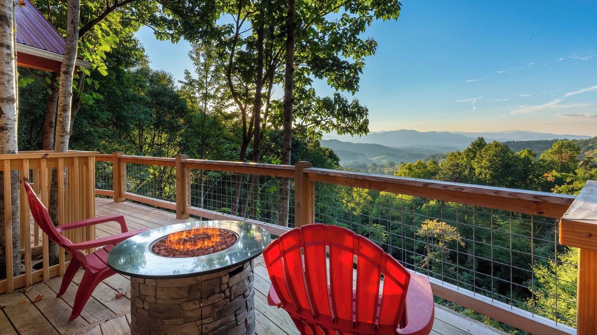 Waynesville Cabin | Waynesville Romantic Hideaway w/Private Hot Tub