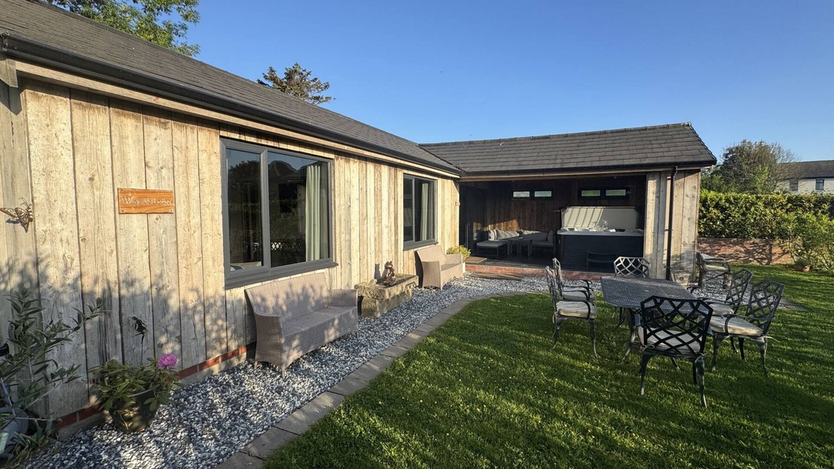 Blackpool Cottage | WAYSIDE LODGE, family friendly, with hot tub in Blackpool