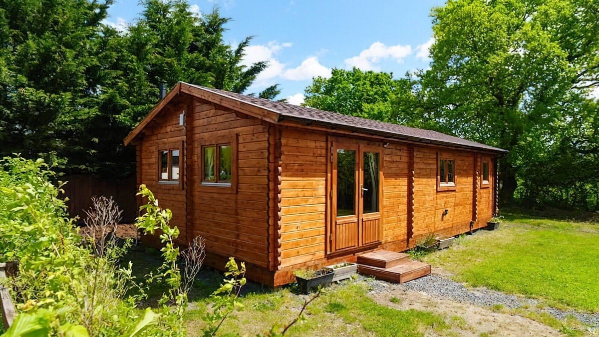 Wincanton Cottage | We adore the peaceful rural setting of this cosy lodge, with a great village inn just 1 mile away.