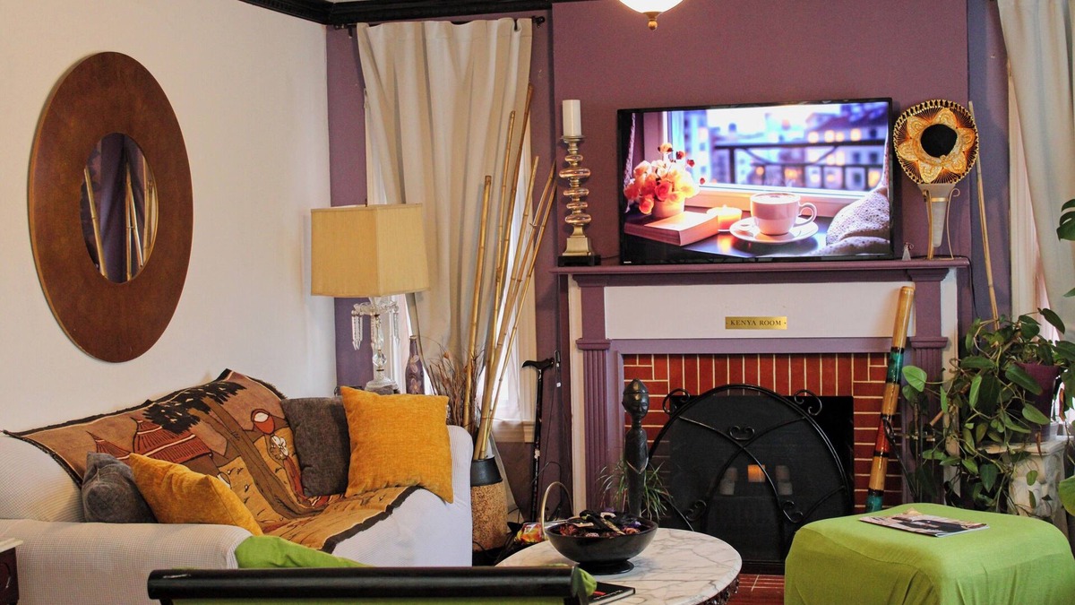 Hallmark House | We always have you in mind! MBA meets Artistry. Thirty minutes from many venues.