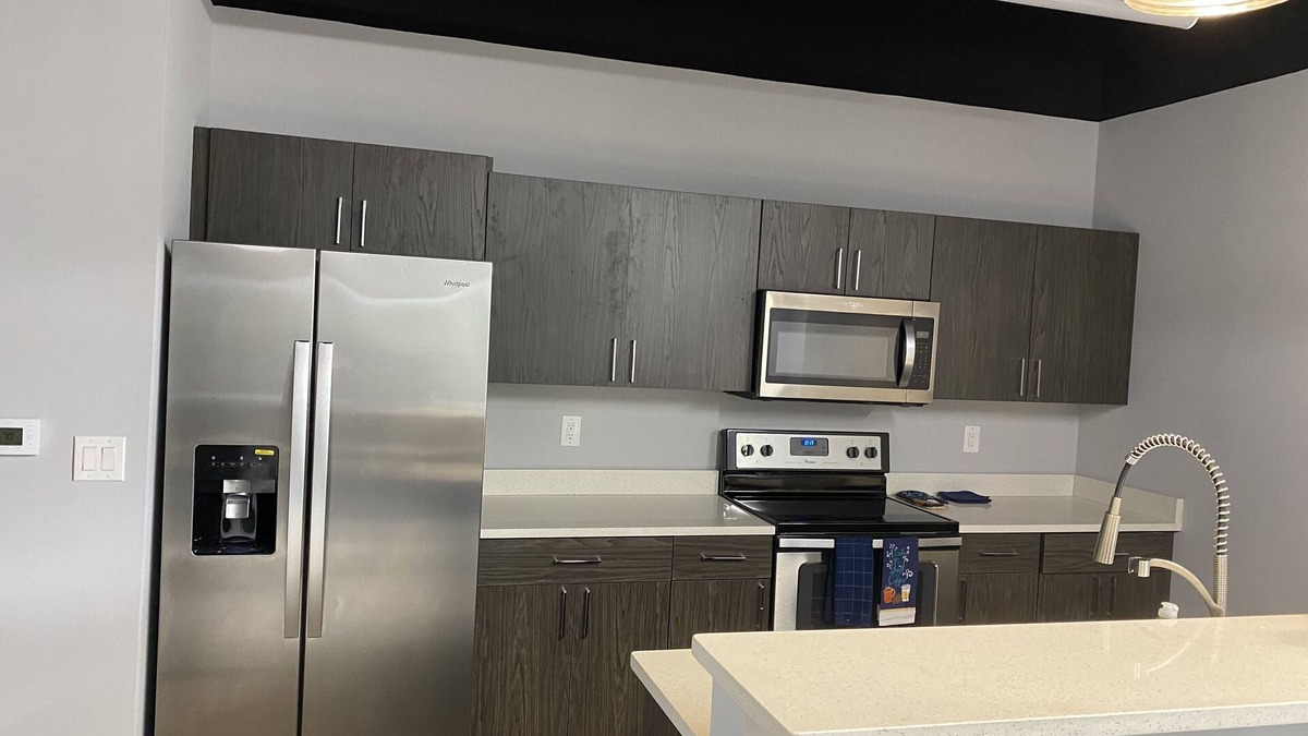 Dearborn Apartment | We are located around hotels and restaurants and airport are very close