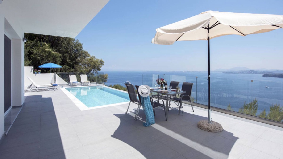 Pirgi Villa | We are Nikos and Litsa, passionate about travelling.