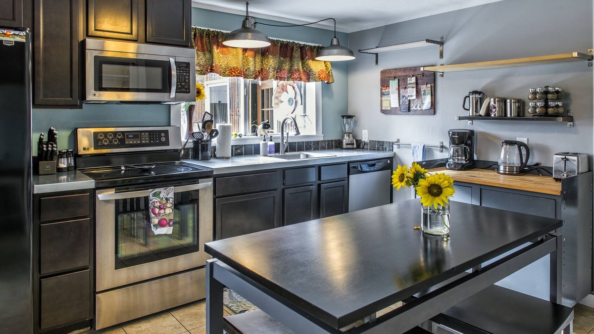 Salida House | We have A/C! Relax in the hot tub! modern design, family and pet friendly!