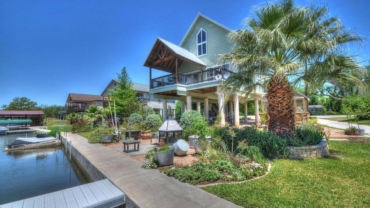 Kingsland House | Weekend getaway on lake LBJ w/late Sunday checkout to enjoy it longer