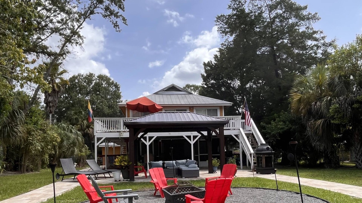 Weeki Wachee Gardens Apartment | Weeki Wachee Luxury River Front apartment -1st floor- with a private beach 🏖️