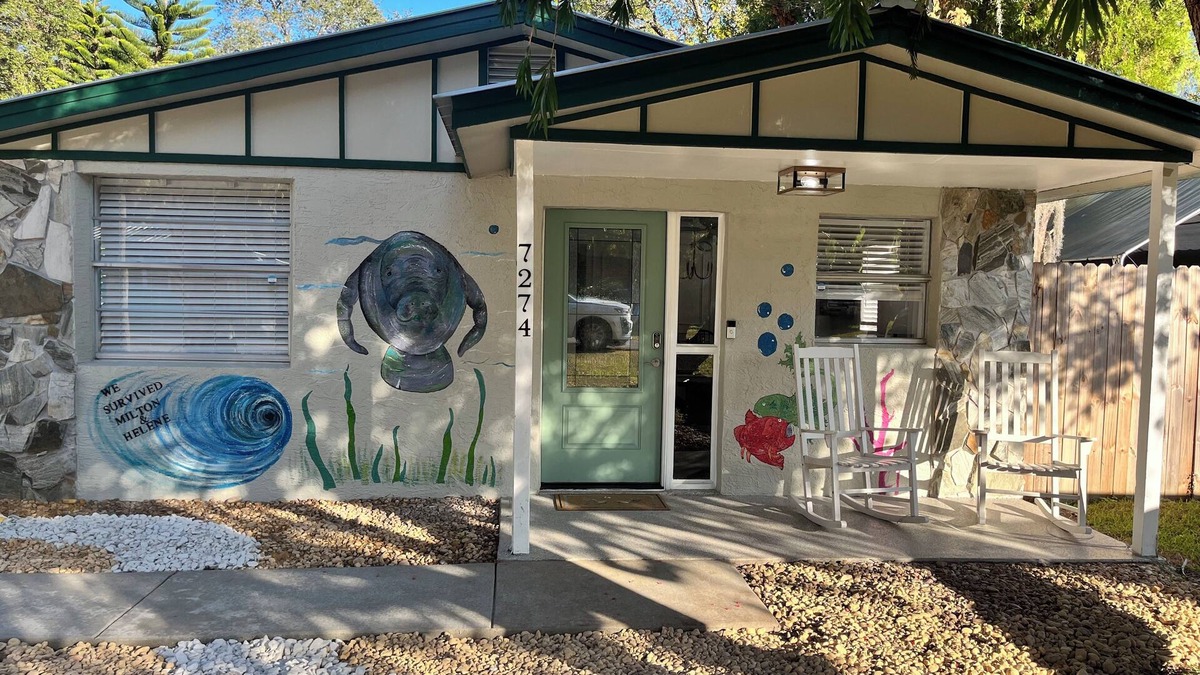 Weeki Wachee Gardens House | Weeki Wachee River deep canal 3BR Tranquil Riverside Escape ~ Hot Tub & Fire pit