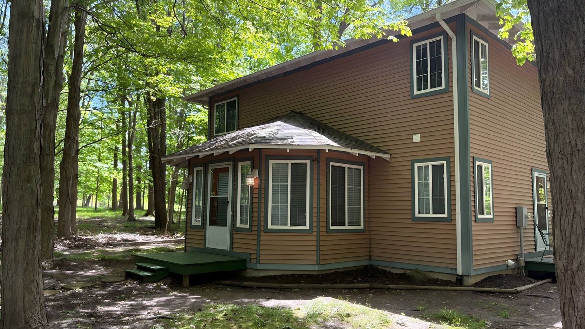 South Haven Cottage | Weekly Cottage Rental - 5 Min to Private Beach!