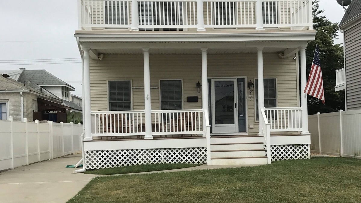 Lake Como House | Weekly summer rental 1 block from beach with beach locker