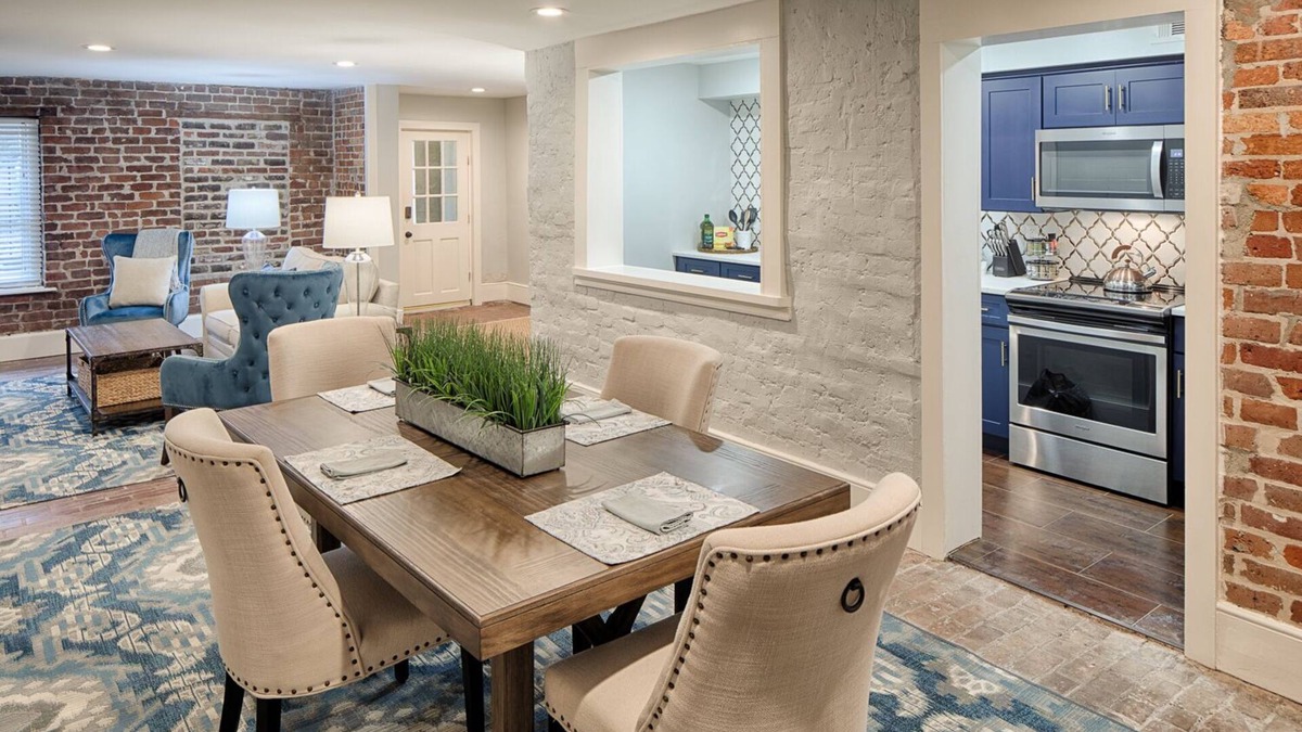 Historic Downtown Savannah House | WEEKNIGHT DICOUNTS! Garden Suite in 1850s Rowhouse, steps from Forsyth Park!