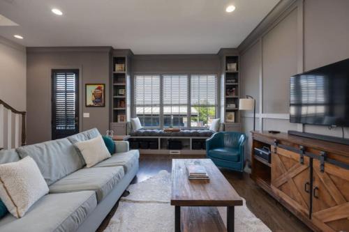 South Nashville House | WeHo Indie Villa 3 Bedroom 3 Bath Just 1.3 Miles to Geodis