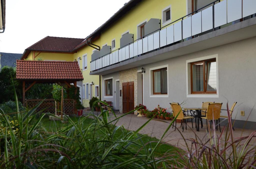 Podersdorf am See House | Weingut & Gästehaus Dombi Weiss