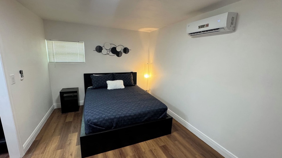 Orient Park Apartment | WELCOME 2 MI PRIVATE CASITA 1-bedroom apartment in charming Tampa with WiFi, AC