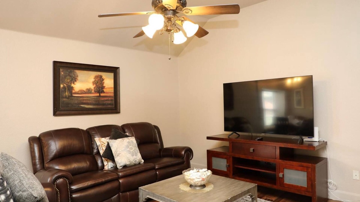 Saginaw House | Welcome Cozy Homen