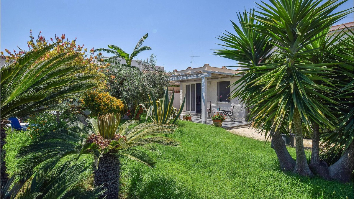 Triscina House | Welcome to this villa with garden, jacuzzi and close to the beach.