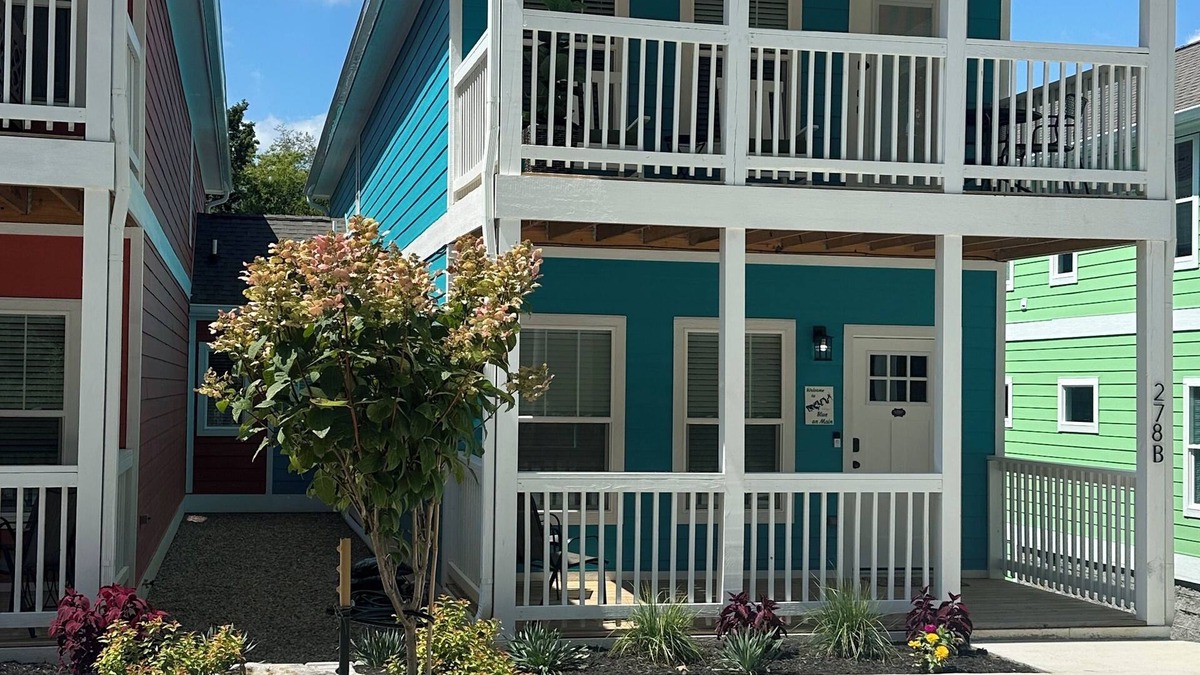 Dandridge House | Welcome to Blue On Main! 3 bdrm house steps away from Main Street & Douglas Lake