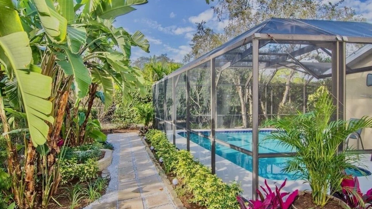 Florida Ridge House | Welcome to Casa Del Jardin. You very own private sanctuary with heated pool.