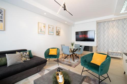 Casablanca Apartment | Welcome to Casa Luxe 3 King Beds Near CFC & Tram