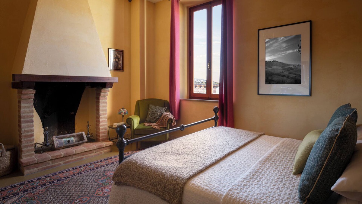 Castelmuzio House | Welcome to Casa Oliveto, a corner of history and comfort in the heart of Tuscany.