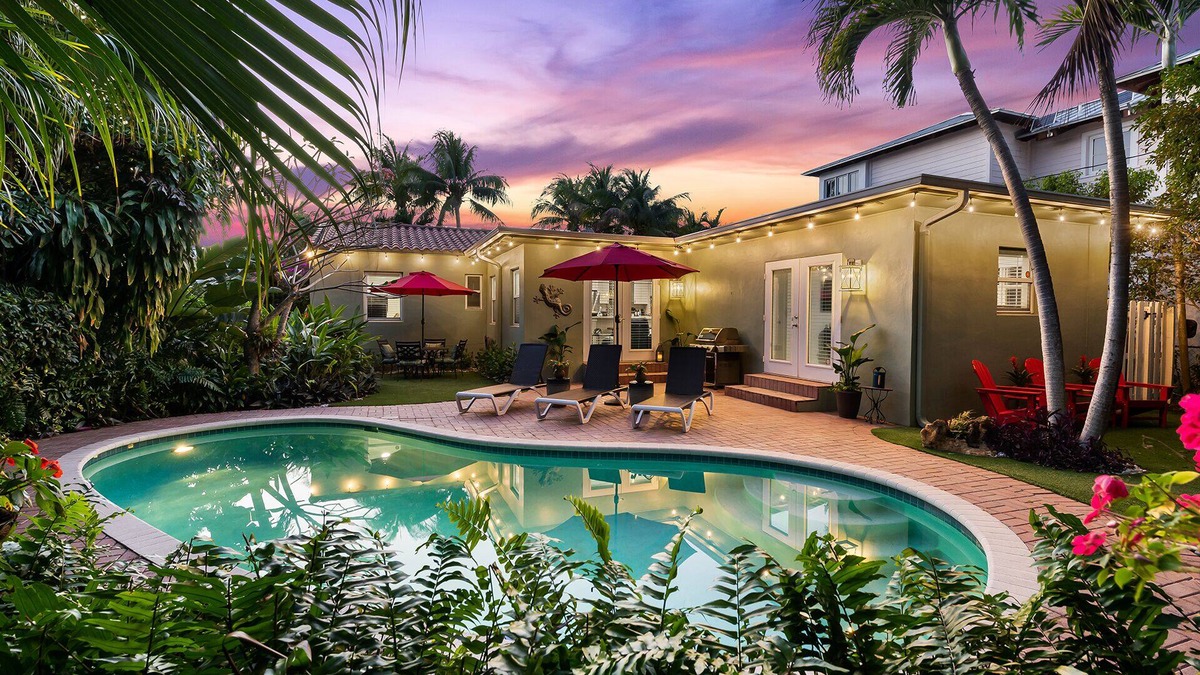 Victoria Park House | Welcome To Coconut Cottage, A Tropical Oasis In The Heart Of The City!
