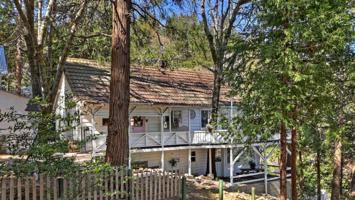 Crestline Cottage | Welcome to Cupcake Cottage! Fireplace! Pet Friendly! Sleeps 4!