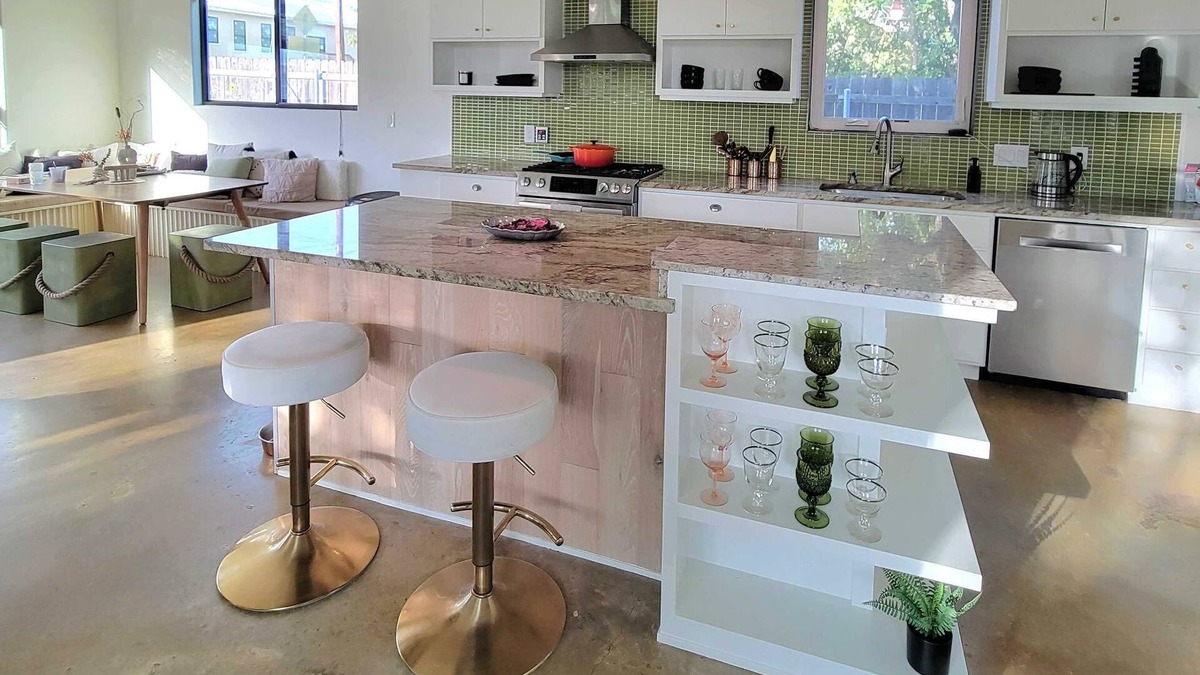 MLK House | Welcome to East Austins Cactus House! Private Stock Tank Pool + Hot Tub