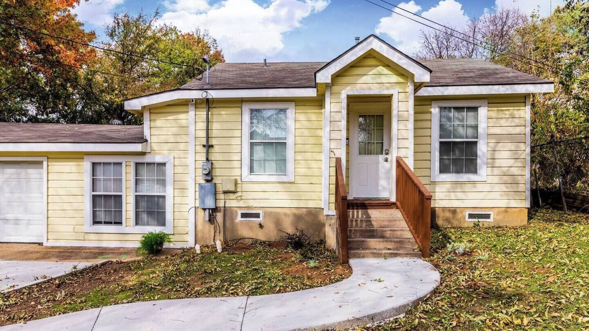 Irving Cottage | Welcome to Irving! My peaceful yellow cottage is ready to welcome you and your guests