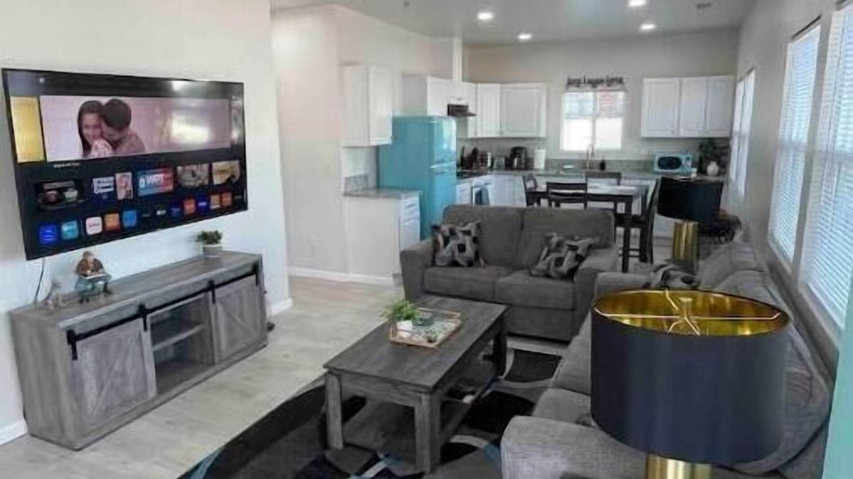 Porterville House | Welcome to la Casita Blanca! Main St & Sequoia National Forest!