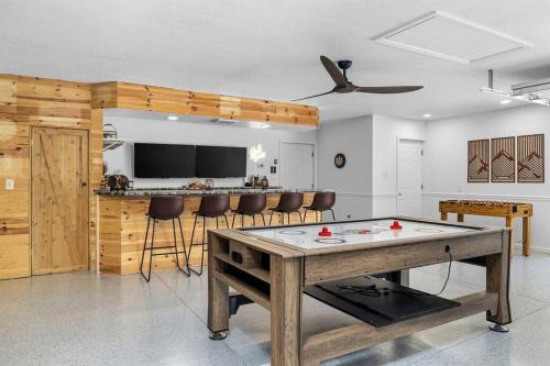 Gladwin House | Welcome to Lakeside Lodge - Game Cave, Golf Greens