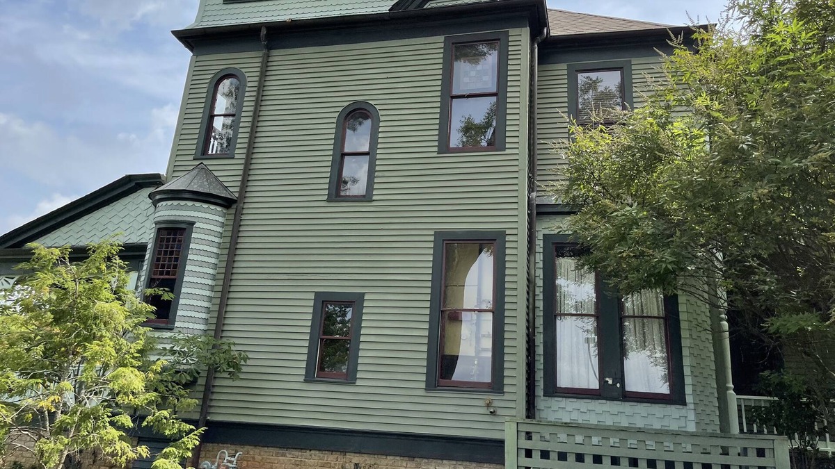 Anniston Bed & Breakfast | Welcome to our BNB Historical District. Reservation for the whole house.