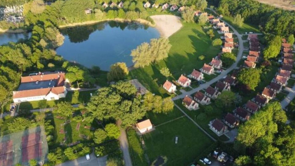Ewijk Villa | Welcome to our charming cottage close to the lake, with three bedrooms at Broeckhuys Holiday Park