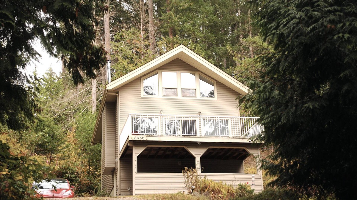 Halfmoon Bay Cottage | Welcome to our family cottage located in nature with a short walk to the beach.