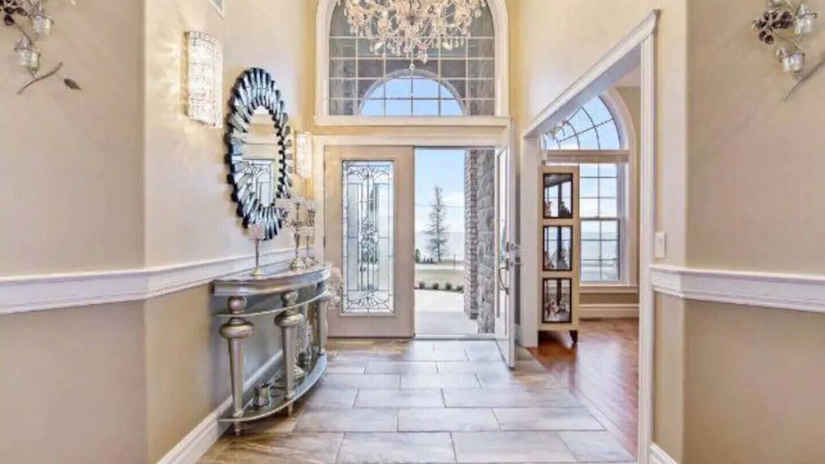 Carrying Place Cottage | Welcome to our luxurious bungalow house lake front phenomenon view.