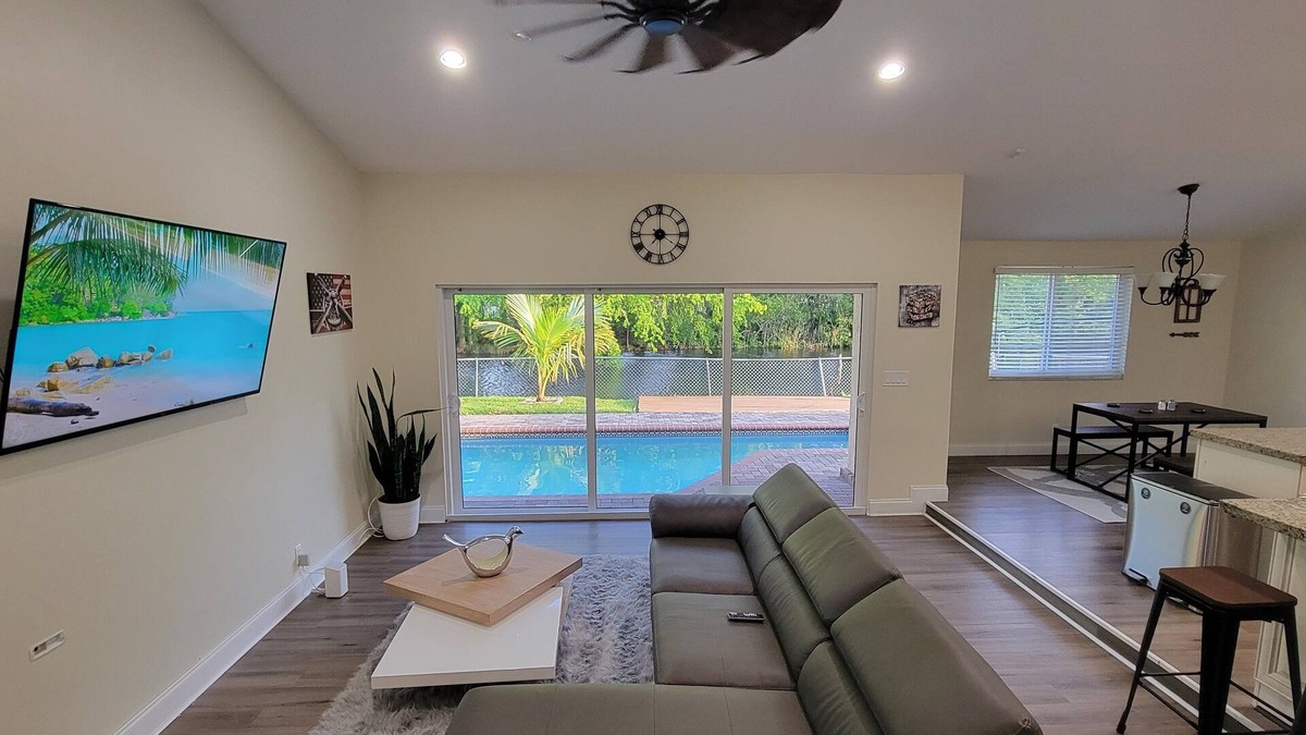 Sunrise House | WELCOME TO OUR POOL HOUSE AND COZY STAY FOR A PERFECT FAMILY VACATION IN FLORIDA
