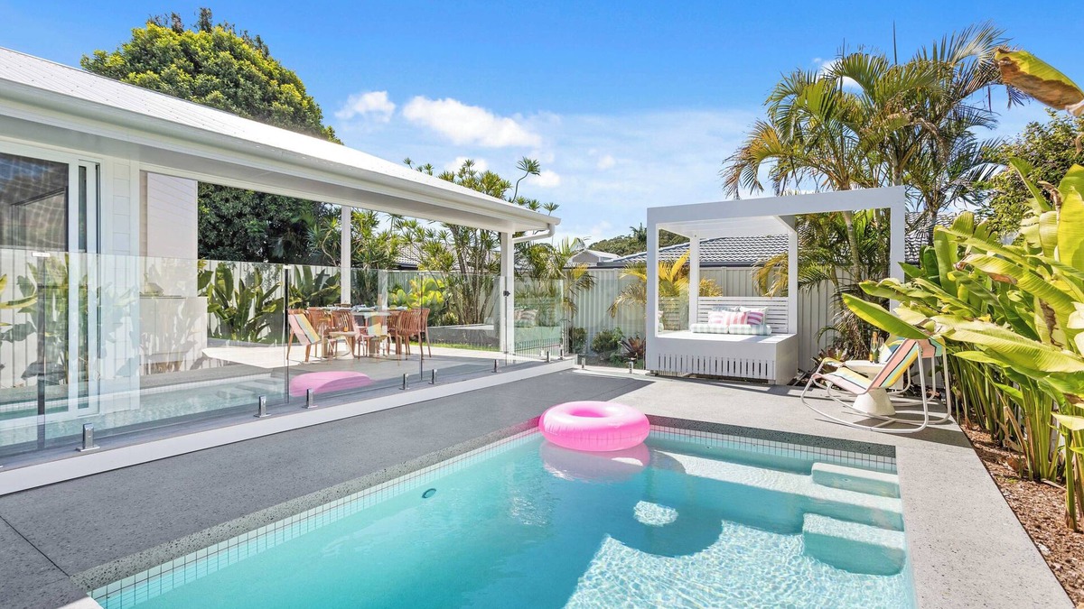 Burleigh Waters Apartment | Welcome to 'Palma Blanca,' a stunning architectural masterpiece!