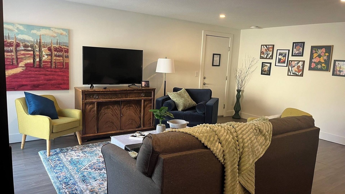Central Okanagan House | Welcome to "Paws and Stay Retreat". 5 minutes from downtown. Walk to wineries!