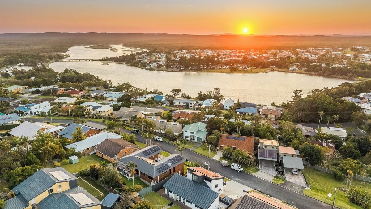 South Evans Head House | Welcome To Riverview Holiday Villa! Home Overlooking the Beautiful Evans River.