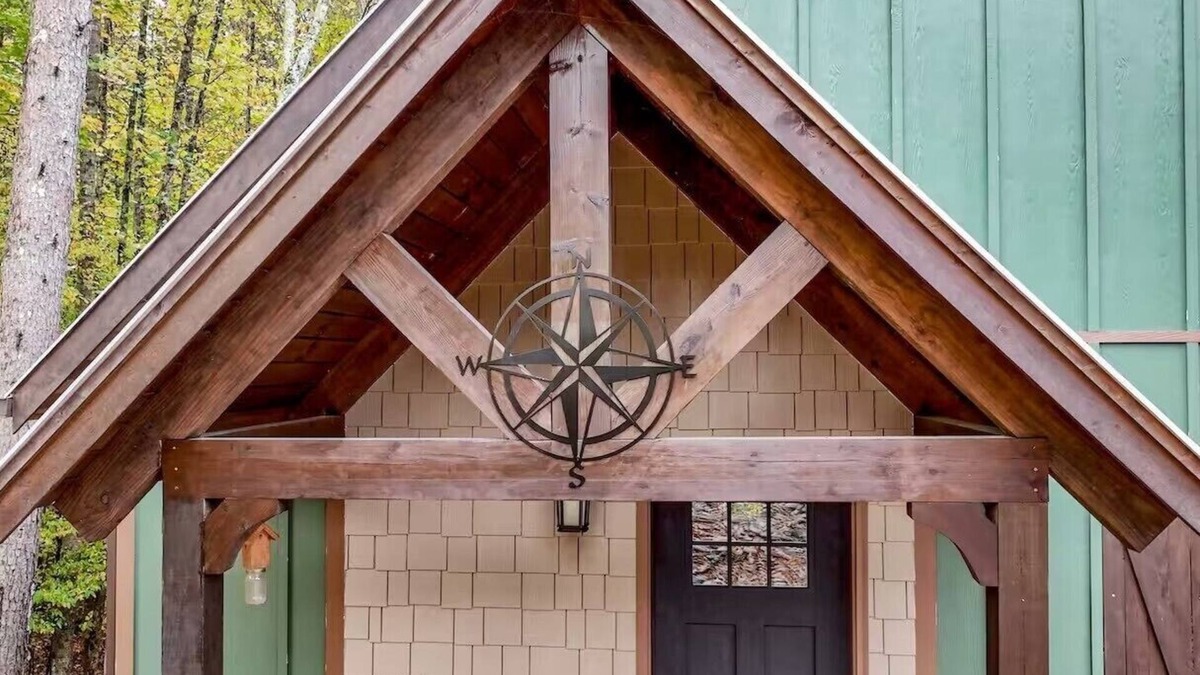 Tellico Plains Cabin | Welcome to the Compass Lodge! Sit back and relax in this calm, stylish space.