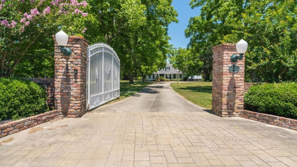 Long Beach House | Welcome to the Graceful Oaks!