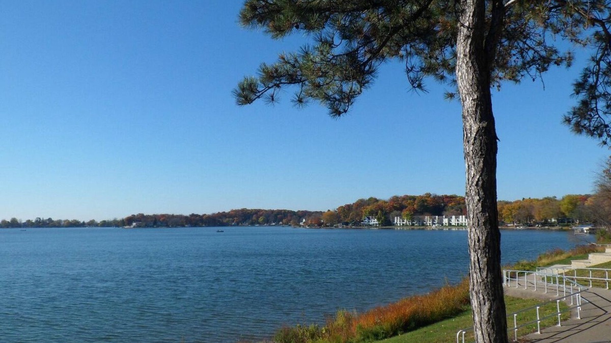 Twin Lakes Villa | Welcome to the modern decor cottage! Walk to Beach, Boat Rental, Huge Deck