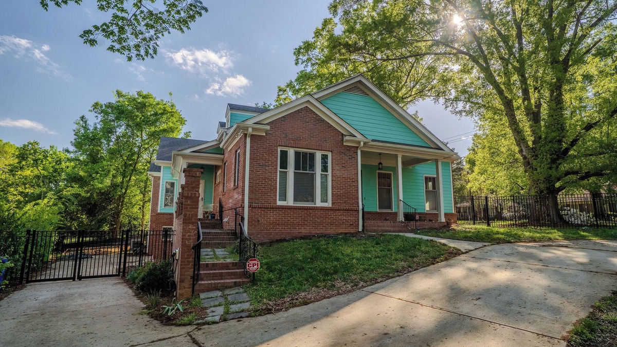 Southwest Raleigh House | Welcome to The Oaks @ The Oberlin Palais . . . Your Luxury, Fun & Comfort Destination—Golf-Theatre-Fire Pit—in the Heart of Raleigh!