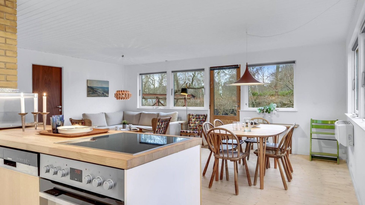 Tisvildeleje House | Welcome to this charming cottage close to the sandy beach.