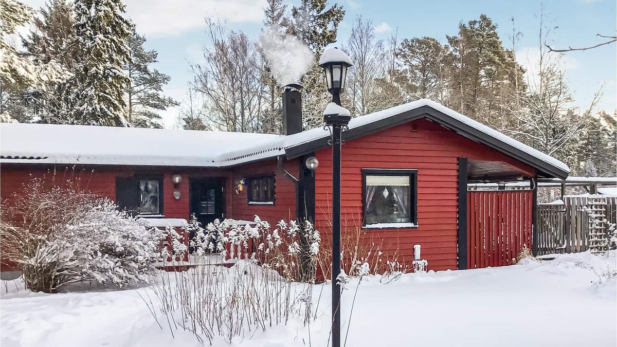 Norrtalje Municipality House | Welcome to this inviting vacation home in an idyllic location on the lake!