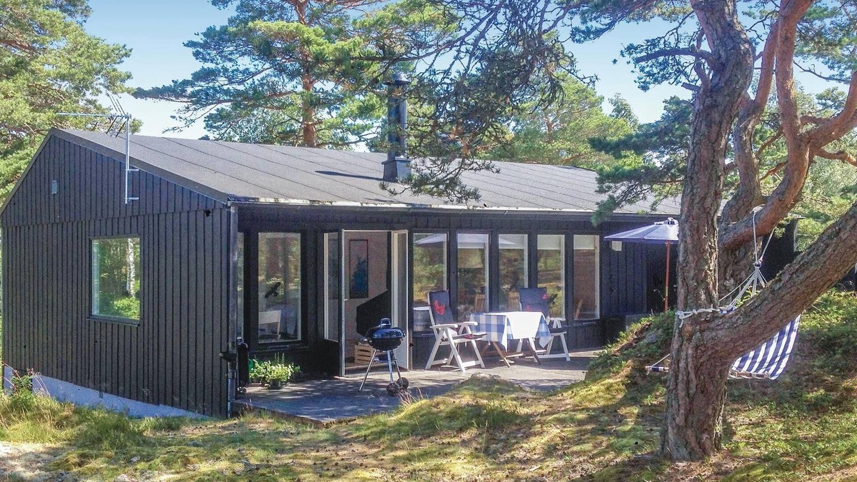 Stromstad House | Welcome to this lovely cottage 6 km from Strömstad, and only 150 m from the sea.