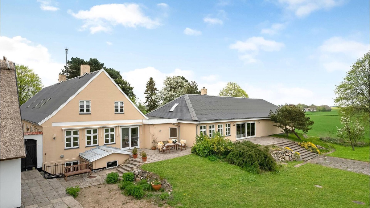 Frederikssund House | Welcome to this unique former country estate with historic charm in a quiet rural setting.