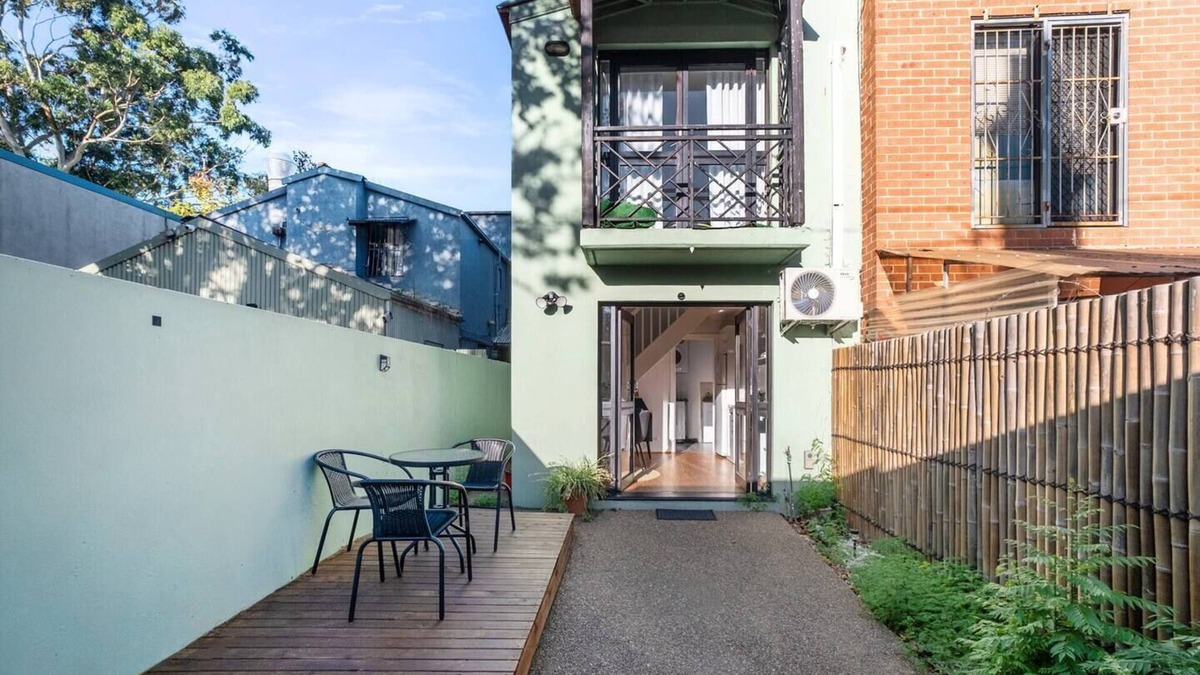 Redfern House | Welcome to Waterloo A Well connected Parkside Stay
