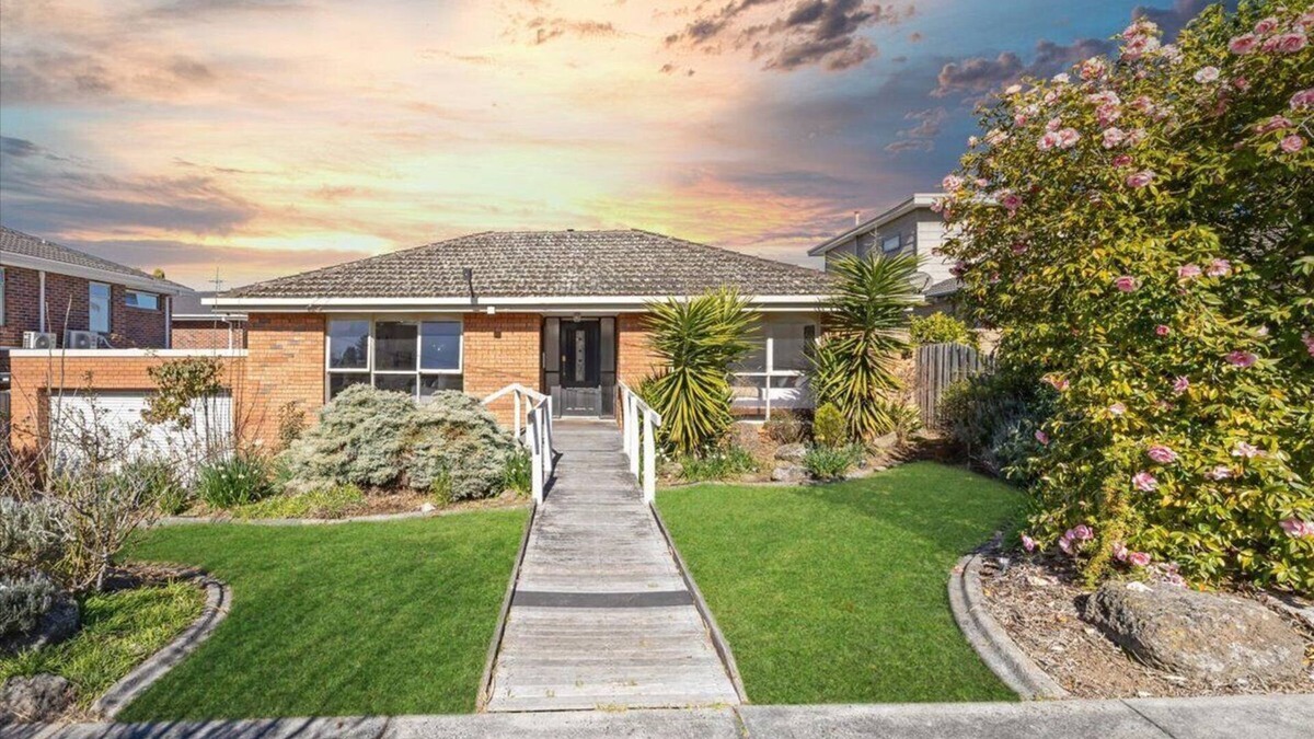 Doncaster East House | Welcome to your stylish retreat in the heart of Doncaster East!