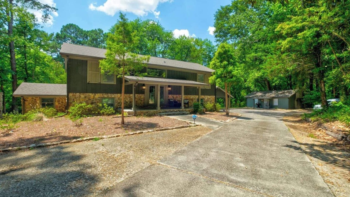 Newnan House | Welcome to your Gorgeous Lake Side oasis in the heart of Newnan, Georgia! This 3-bed, 3-bath (2 pull out sofa beds). The Lake is perched on 11 acres of private and peaceful land, providing the perfect getaway for families or couples.
