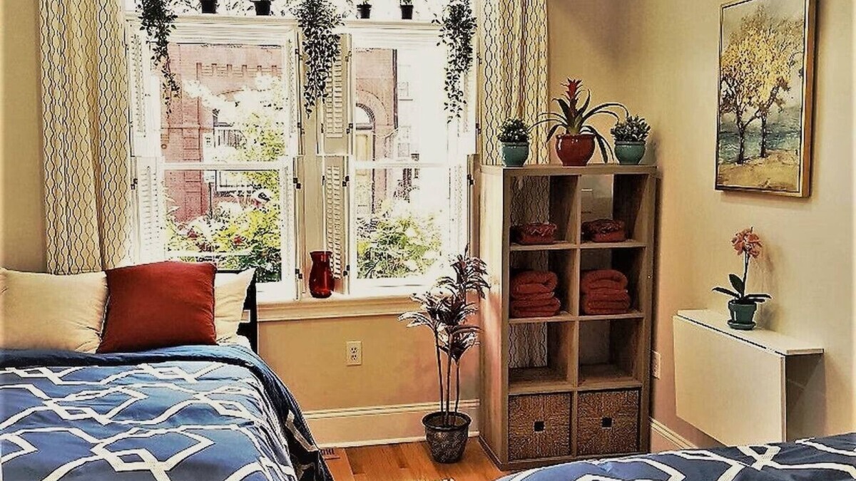 Northwest Apartment | Welcoming 2-BR Apt Great 5 Star Location Sleeps 5 Parking Avail Family-Friendly
