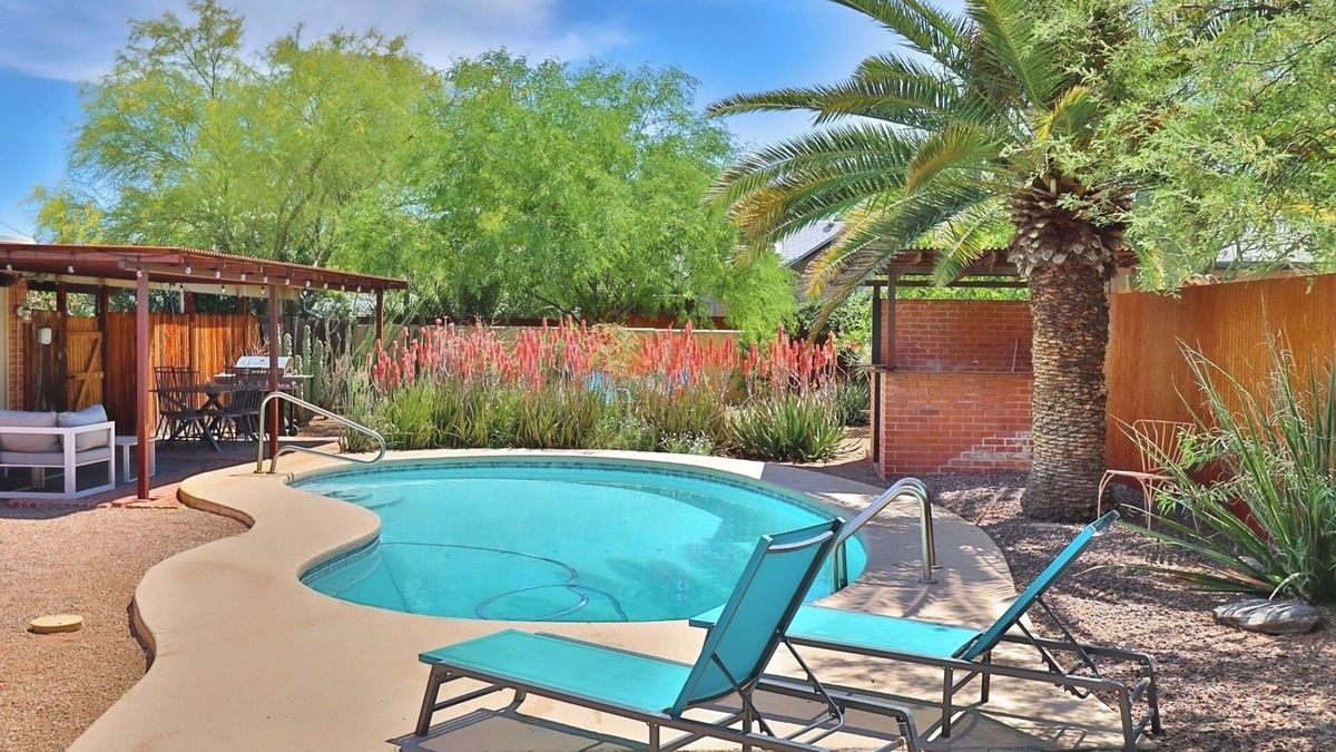 Keeling House | Welcoming 3-bedroom, 2-bathroom Retreat with Pool Nestled In the Heart of the City.