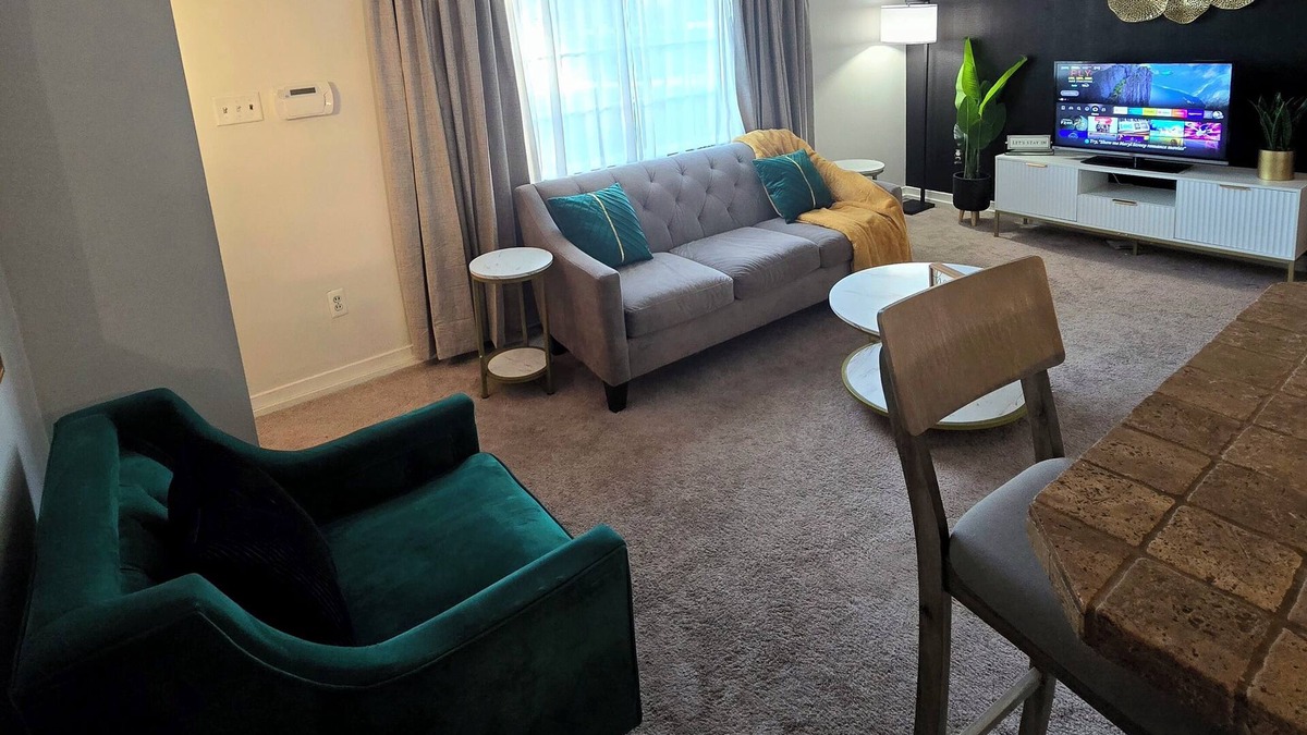 Eastpointe House | Welcoming 3BR Bungalow Retreat with WiFi minutes from Downtown Detroit